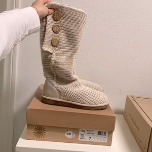 UGG white knitted boots. US 7.